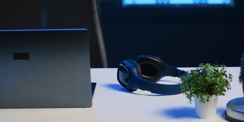 Laptop and gaming headset in a performance computing setup