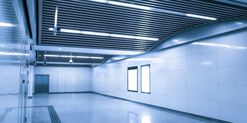 Cold room ceiling refrigeration and air circulation unit for heat removal
